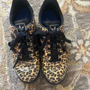 Adidas Samoa in Leopard sz 8.5